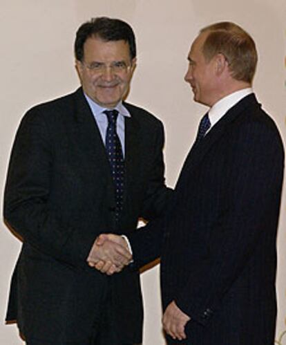 Romano Prodi (izquierda) y Vladímir Putin, en Moscú.