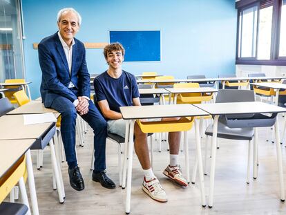 Daniel Doleschal, de 17 años, junto al director del instituto Las Musas, José Antonio Expósito, este lunes en Madrid.