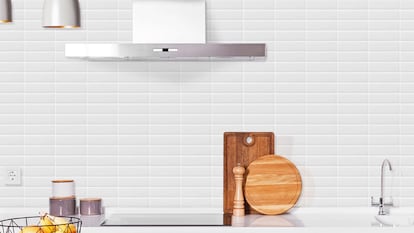 Artículo para EL PAÍS Escaparate que describe una serie de vinilos decorativos de pared para la cocina y el baño.
