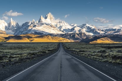 La localidad argentina de El Chaltén, al borde de la zona norte del parque nacional de Los Glaciares, fue declarada Capital Mundial del Trekking en 1994. Es un magnífico campamento base para conocer el monte Fitz Roy, llamado Chaltén en lengua indígena, que eleva sus 3.405 metros de altura, muy difíciles de escalar, en la Patagonia, entre glaciares y nubes. <a href="http://www.argentina.travel" target="_blank">Argentina</a> lo comparte con la vecina <a href="https://chile.travel" target="_blank">Chile</a>; por la parte chilena se encuentra el parque nacional Bernardo O'Higgins, que protege la sección septentrional del Campo de Hielo Patagónico Sur, y Villa O'Higgins.