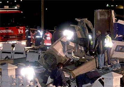 Miembros de los servicios de rescate trabajaban la noche del sábado entre los restos del vagón del Talgo que descarriló.