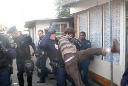 Escena de la evacuación por la policía de un poblado gitano en Saint-Denis el 6 de julio.