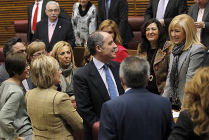 Francisco Camps, rodeado de parlamentarios del PP ayer en las Cortes valencianas.