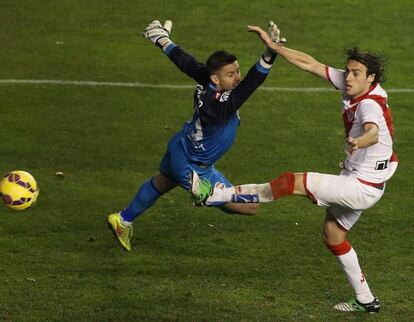 Raúl Baena, del Rayo, marca ante el portero Fabricio, del Deportivo (un gol que sería anulado).