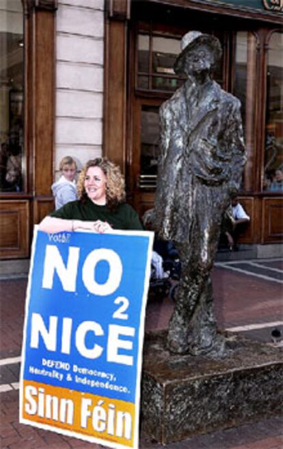 IRLANDA ANTE EL TRATADO DE NIZA: El Sinn Fein hace campaña por el <b><i>no</b></i> junto a una estatua de James Joyce.