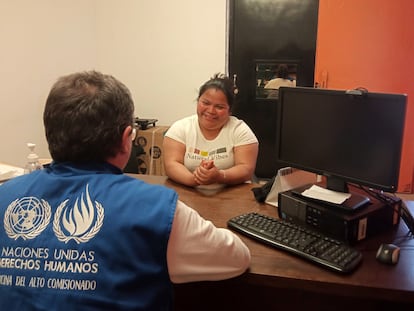 Juanita Alonzo conversa con un representante del Alto Comisionado de la ONU para los Derechos Humanos, en el Centro de Readaptación Social de Reynosa, Tamaulipas.