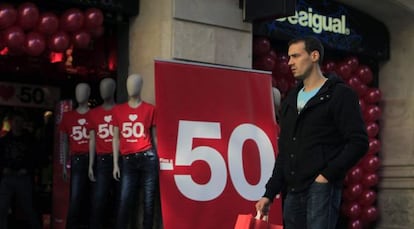 Una tienda de Desigual anuncia rebajas en el centro de Barcelona. 
