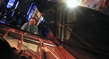 El pianista Moisés P Sánchez en el Café Central.