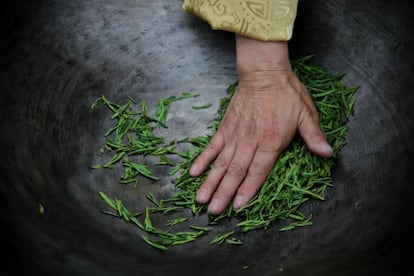 Cerimônia do chá Longjing, na qual agricultores chineses utilizam técnicas tradicionais com as mãos, no Festival de Hangzhou, na China. 28 de março de 2014.