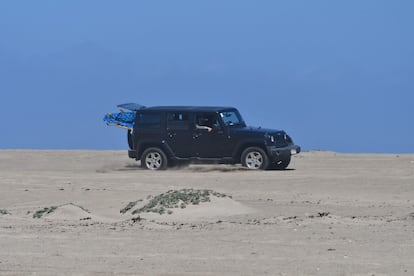 Un jeep recorre los campos dunarios en la costa central de Chile.