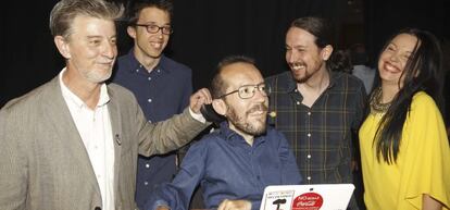 Pablo Iglesias e &Iacute;&ntilde;igo Errej&oacute;n acompa&ntilde;an al candidato a la presidencia de Arag&oacute;n, Pablo Echenique  y al candidato de Zaragoza en Com&uacute;n, Pedro Santisteve, a su llegada al mitin central del partido en Zaragoza. 