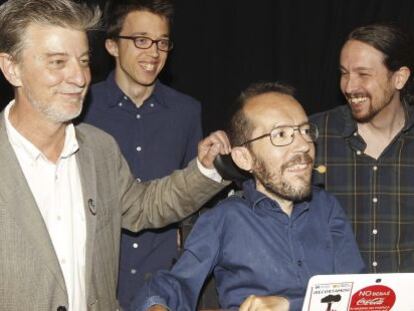 Pablo Iglesias e &Iacute;&ntilde;igo Errej&oacute;n acompa&ntilde;an al candidato a la presidencia de Arag&oacute;n, Pablo Echenique  y al candidato de Zaragoza en Com&uacute;n, Pedro Santisteve, a su llegada al mitin central del partido en Zaragoza. 