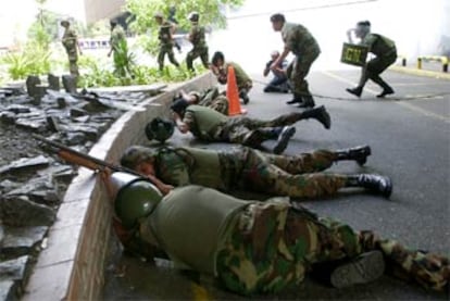 Soldados de la Guardia Nacional venezolana se refugian después de lanzar gases lacrimógenos contra manifestantes chavistas en Caracas.