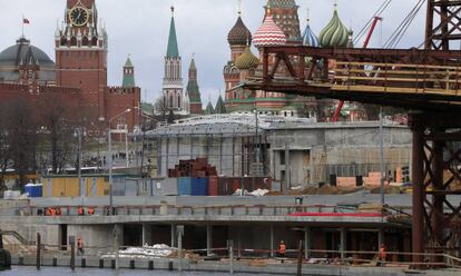 Obreros trabajan en la construcci&oacute;n de un parque frente al Kremlin el pasado domingo. 
 