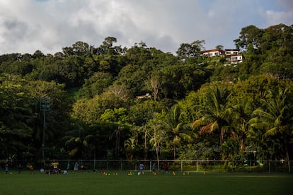 Una villa de lujo con vistas al mar da directamente al campo de fútbol, uno de los pocos lugares públicos para el encuentro deportivo y de ocio de la comunidad de trabajadores migrantes en Santa Teresa