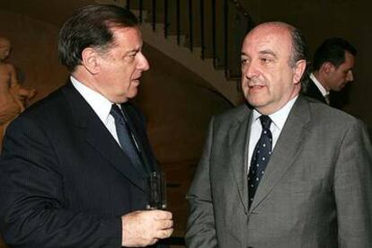 El embajador francés, Claude Blanchemaison (izquierda), anoche en Madrid junto a Joaquín Almunia.