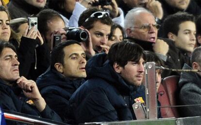 Leo Messi sigue el encuentro contra el Levante en las gradas del Camp Nou.