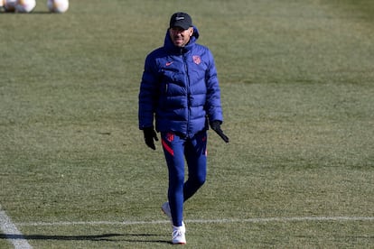 Diego Pablo Simeone, durante el entrenamiento realizado este sábado en la Ciudad Deportiva Wanda en Majadahonda, Madrid.