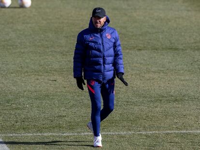 Diego Pablo Simeone, durante el entrenamiento realizado este sábado en la Ciudad Deportiva Wanda en Majadahonda, Madrid.