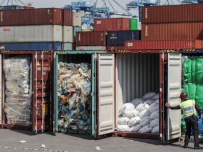 El veto que China impuso a la entrada de basuras se extiende por la región y otras naciones devuelve los contenedores cargados de desechos a sus países de origen, entre ellos España