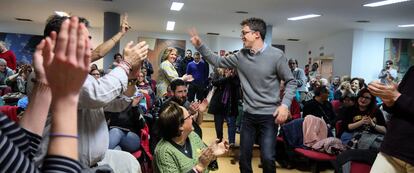 Errejón saluda a sinpatizantes en Parla, antes de un acto electoral