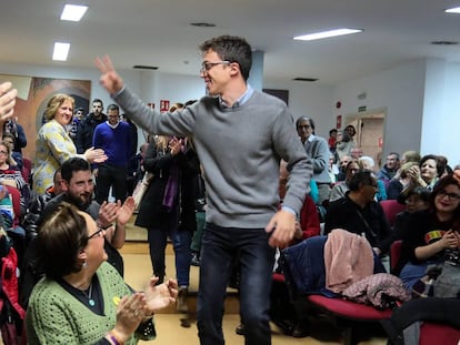 Errejón saluda a sinpatizantes en Parla, antes de un acto electoral