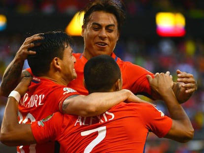 Jogadores chilenos comemoram gol.