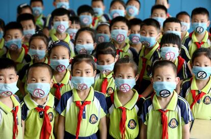 Un grupo de estudiantes posan con máscaras con motivo del Día Mundial Sin Tabaco que se celebra el 31 de mayo, en Linyi (China).