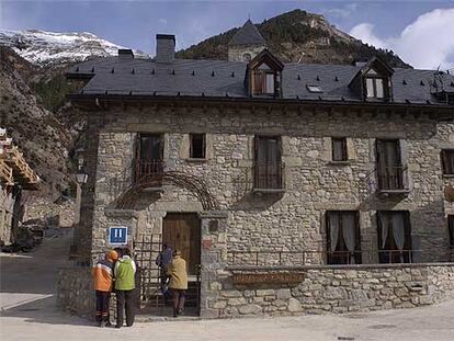 Fachada en piedra y pizarra de La Casueña, hotel rural en el Pirineo de Huesca.
