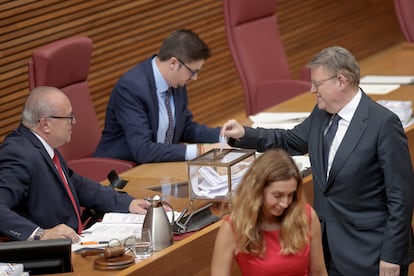 El presidente en funciones, Ximo Puig, vota durante la constitución del nuevo parlamento autonómico valenciano.