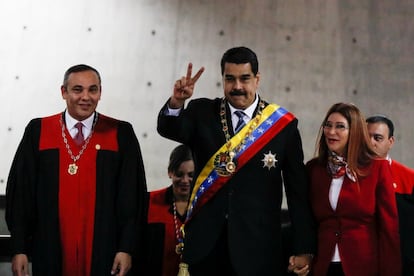 El presidente venezolano, Nicolás Maduro, posa para una fotografía en la inauguración del año judicial en Venezuela, acompañado de su esposa Cilia Flores y el presidente del Tribunal Supremo de Justicia (TSJ), Maikel Moreno, el 14 de febrero de 2018. En diciembre de 2015, tras la victoria opositora en las elecciones de la Asamblea Nacional de Venezuela los legisladores y jerarcas chavistas pertenecientes a la anterior composición de la Asamblea Nacional designaron un grupo de “magistrados exprés” con el objetivo de completar las posiciones de algunos jueces del tribunal que tenían su período vencido, asegurando de esta manera el control político del Tribunal Supremo de Justicia. Christian Zerpa fue uno de los designados al máximo tribunal del país promovido por Cilia Flores, abogada y esposa de Maduro, bajo el supuesto de que sería leal a los intereses del chavismo. Zerpa huyó a principios de enero a Estados Unidos, donde ha solicitado protección, declarando que en Venezuela no hay independencia de poderes, sino que las decisiones más importantes del Estado se toman desde Miraflores y son acatadas por el resto de las instituciones.