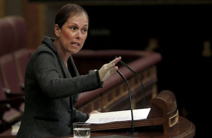 Uxue Barkos, de Geroa Bai, durante su intervención, en que ha reprochado al Gobierno los duros recortes que no han servido para alcanzar el objetivo de déficit.