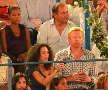 El tenista Boris Becker y su esposa, Lilly Kerssenberg, de vacaciones en España, no quisieron perderse la corrida de los candiles, un evento taurino, a la luz de las velas, celebrado el pasado viernes en Marbella. Cayetano Rivera, uno de los diestros de la noche junto a Miguel Ángel Perera y Julio Aparicio, tuvo a su novia Eva González en las gradas.