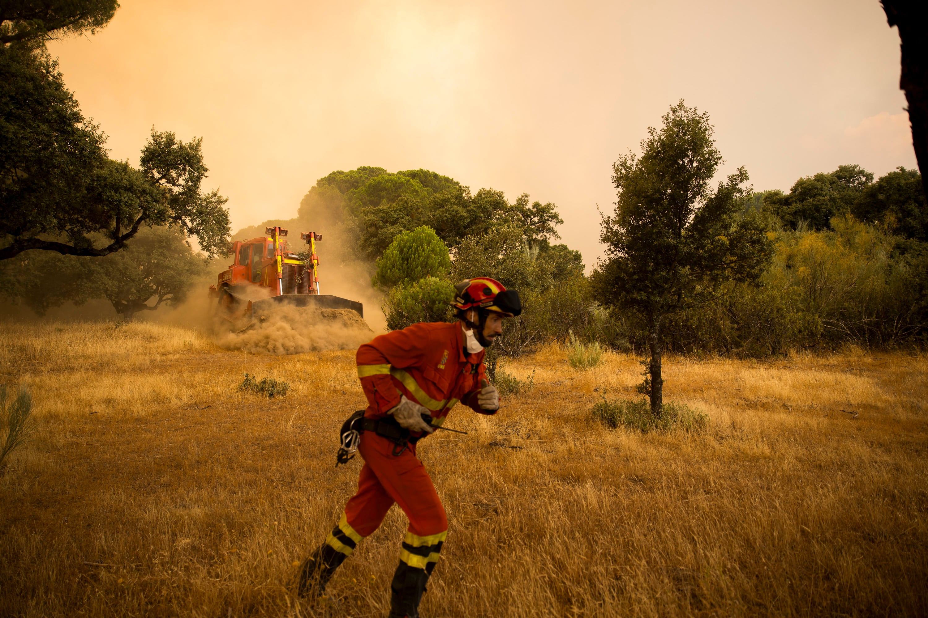 Medios terrestres tratan de sofocar el incendio de Almorox (Toledo).