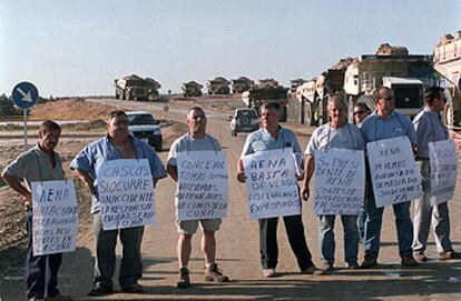 Un grupo de afectados por las obras de ampliación de Barajas protesta cortando el tráfico de maquinaria de las obras.