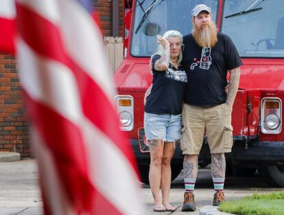 Kim Stacy (i) asiste junto a su esposo Jim (d) a la ceremonia de homenaje a las víctimas del 11S en Avondale Estates, Georgia (EE UU).