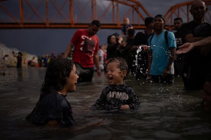 Migrantes venezolanos cruzan el ro Bravo con la finalidad de ingresar a Estados Unidos desde Mxico en Eagle Pass, Texas, en septiembre de 2023