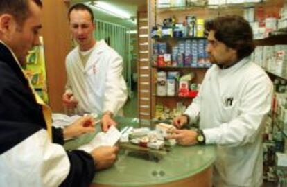 Un hombre compra medicinas en una farmacia.