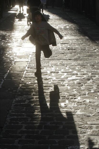 Un niño corre en una calle de Mondragón.