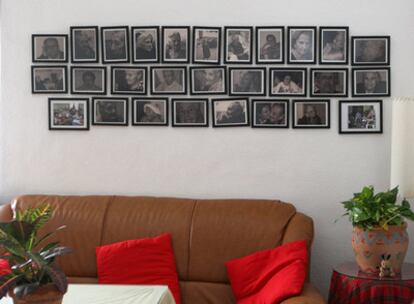 La residencia Aurora de Sevilla intenta volver a la normalidad. Pero las fotografías sobre el sofá vacío no permiten olvidar el incendio de la noche del lunes al martes que terminó con la vida de siete ancianos.