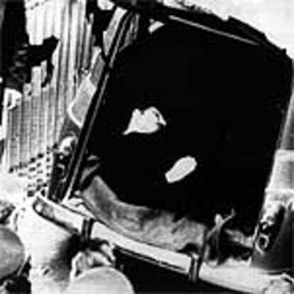 El cadáver de Aldo Moro, con más de doce impactos de metralleta, fue encontrado en el portamaletas de un R-4 aparcado en pleno centro de Roma