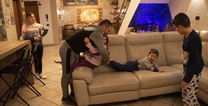 Una familia romana, en casa durante las restricciones por el coronavirus.
