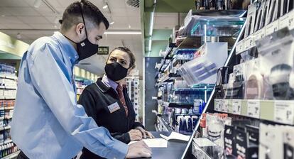 Trabajadores de un supermercado Consum