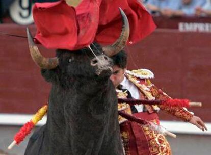 Fernando Cruz ejecuta un pase de pecho al segundo toro ayer durante la Feria de San Isidro.