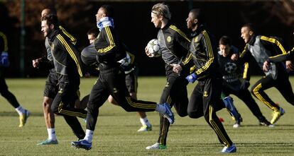 Mata, Ashley Cole, Fernando Torres y Ramires corren durante el entrenamiento.