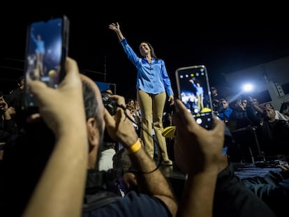 La exdiputada Maria Corina Machado celebra los resultados de las primarias opositoras.