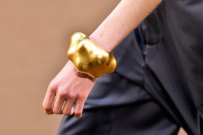 Brazalete en el desfile otoño-invierno de LOEWE.