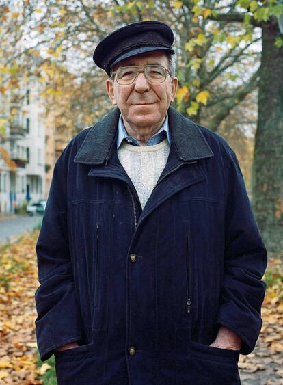 Julius Arnold, de 88 años, tenía 25 al final de la guerra (1945) cuando regresó a Berlín, tras sobrevivir a Auschwitz. "Durante un tiempo, los aliados nos mimaron mucho. Trabajamos en lo que salía, en rehacer calles, casas... Todo eran escombros. No había mucho que comer; abundaba el mercado negro, cada cual se buscaba la vida".