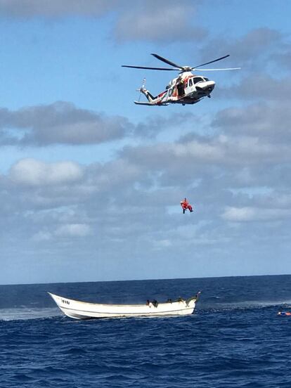 Rescate de un cayuco el pasado 11 de abril de 2021 divisado por la tripulación del pesquero grancanario 'Nuevo Olimar'.