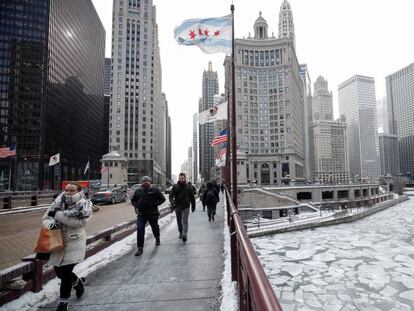 Pessoas caminham nesta terça-feira por Chicago durante a onda de frio polar